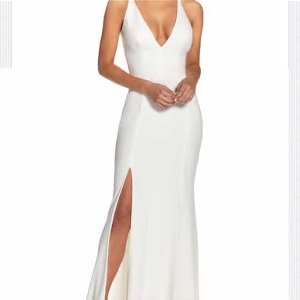 • Dress the Population Iris Dp V Sleeveless Gown •